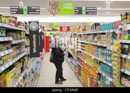 Frau shopping in der Vollwertkost Gang. Stockfoto