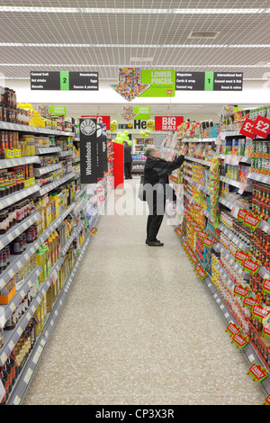 Frau shopping in der Vollwertkost Gang. Stockfoto