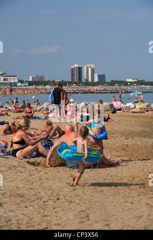 Friaul-Julisch Venetien - Lignano Sabbiadoro (UD) - Menschen am Strand in Lignano Riviera resort Stockfoto