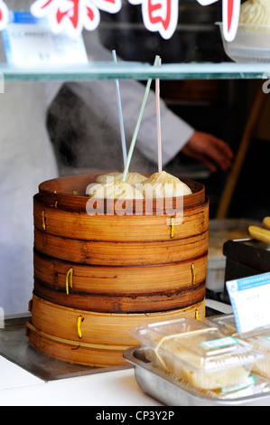 Gedämpfte Knödel kochen in Tradtional Bamboo Steamer in Shanghai. Stockfoto