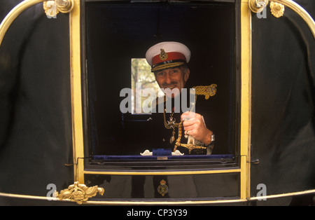 Generalleutnant Sir John Charles Chisholm Richards (21. Februar 1927 – 5. Oktober 2004) Porträt in einem Sate Coach. Belgrave London um die 1995 1990er Jahre HOMER SYKES Stockfoto