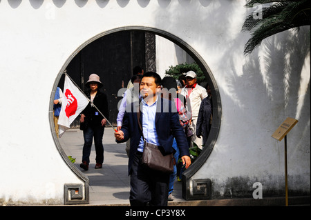 Ein Reiseführer in Yu Garten, Shanghai. Stockfoto