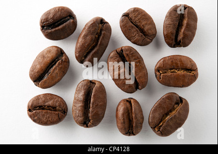 Kaffeebohnen auf weißem Hintergrund Stockfoto