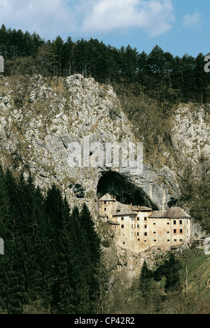 Slowenien - Predjama. Schloss Lueger (Predjamski Grad), alle ' im Inneren einer Höhle geschnitzt von Rio Lokva, die sinkt. Stockfoto