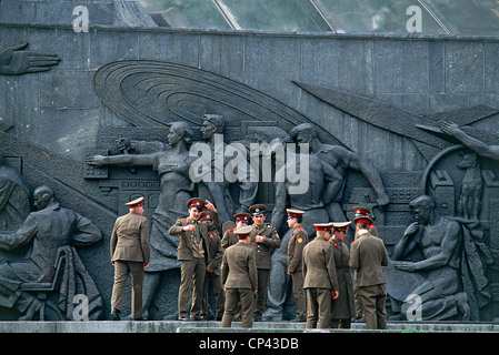 Russland-XX Jahrhundert. Soldaten der Roten Armee vor einer realsozialistischen Denkmal-Stil der achtziger-Jahre Stockfoto