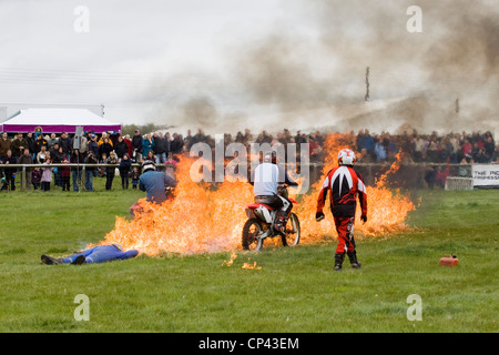 Ein Motorrad Feuer stunt Team Anzeige an einer County Fair Stockfoto