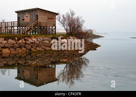 Holzhütte für die Vogelbeobachtung in den Sumpf der Santona, Kantabrien, Spanien. Nationale Wetlands Park Stockfoto