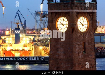 Deutschland - Hamburg. Hafen an der Elbe. Bereich der Piers von St. Pauli (St. Pauli-Landungsbrucken). Nacht Stockfoto