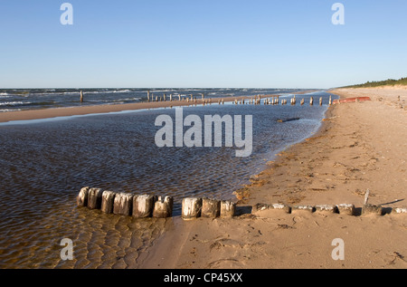 Lettland Kurzeme Region (Courland) Talsi Bezirk Nationalpark Schlitz Sikrags. Strand an der Ostsee-Küste in der Nähe von Kap Kolka Stockfoto