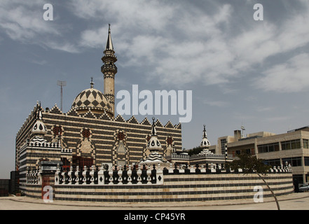 Die markante Abu Darwish Moschee, Baujahr 1961 mit unverwechselbaren abwechselnde Schichten von schwarzen und weißen Steinen. Amman, Jordanien. Stockfoto