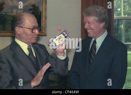 Der israelische Ministerpräsident Menahem Begin präsentiert Jimmy Carter mit einem einladenden Shalom Ya'll "Karte in das Weiße Haus Oval Office. Stockfoto