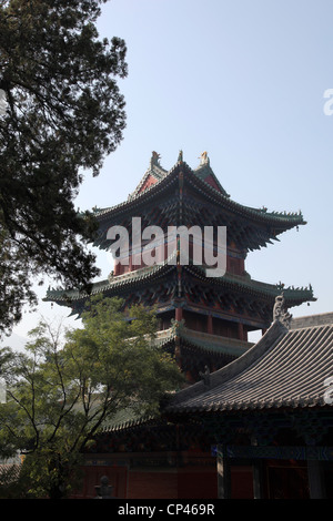 Es ist ein Tempel in China, wo Mönche beten. Alle Wände sind die Spalten in rot, rot und das Dach in grauen Farben zu. Stockfoto