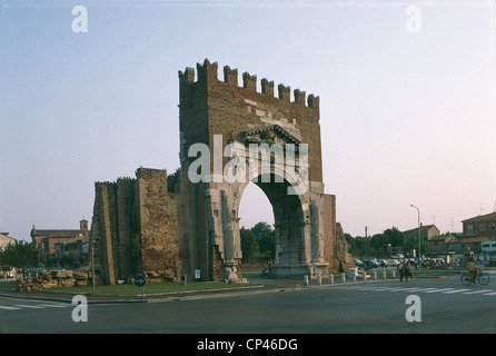 Emilia Romagna - Rimini. L ' triumphal Bogen des Augustus, Kaiser Augustus 27 v. Chr. von dem Roman Senate gewidmet Stockfoto