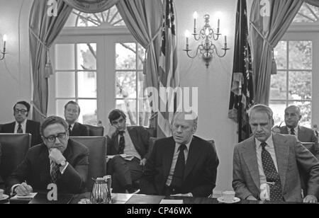 Präsident Ford flankiert von Sek. State Henry Kissinger links und Sek. Verteidigung James Schlesinger direkt an eine parteiübergreifende Stockfoto