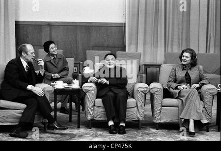 Präsident und Betty Ford Vice Premier Deng Xiao Ping und Deng s Dolmetscher haben ein informelles Treffen in Peking. 3 Dez. Stockfoto