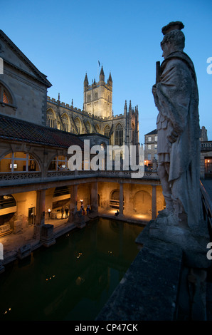 Roman Baths in der Nacht mit Abtei im Hintergrund, Bath, Großbritannien Stockfoto