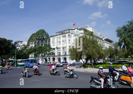 Vietnam, Ho Chi Minh City (Saigon). Typische Straßenszene vor der berühmten Rex Hotel. Stockfoto