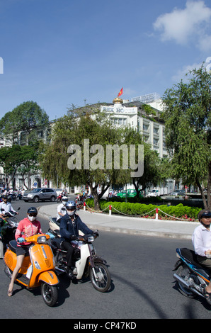 Vietnam, Ho Chi Minh City (Saigon). Typische Straßenszene vor der berühmten Rex Hotel. Stockfoto