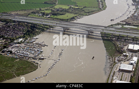 Luftaufnahme der Medway Bridge und der Medway Bridge Marina mit der A2-Doppelfahrbahn Stockfoto