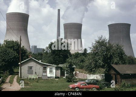 Das Wasser Kühltürme des Webstuhles John Amos Kraftwerk über eine West Virginia nach Hause über den Kanawha River. Die Kohle angetrieben Stockfoto