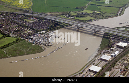 Luftaufnahme der Medway Bridge und der Medway Bridge Marina mit der A2-Doppelfahrbahn Stockfoto