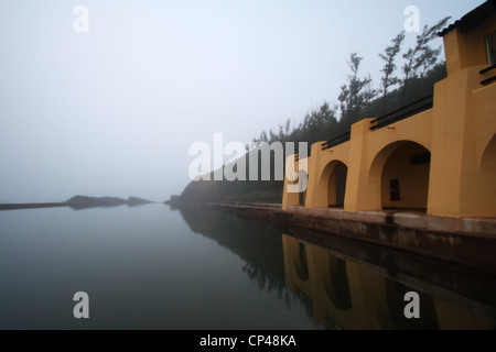 Charlies Tidal Pool auf einer nebligen Herbstmorgen. Thompsons Bay, Dolphin Coast, Kwazulu Natal, Südafrika Stockfoto