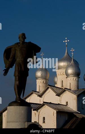 Russland-Nowgorod. Statue von Alexander Nevsky Kuppeln der Kirche von Sts Boris Gleb (UNESCO World Heritage List, 1992, erbaut im Jahre 1536) Stockfoto