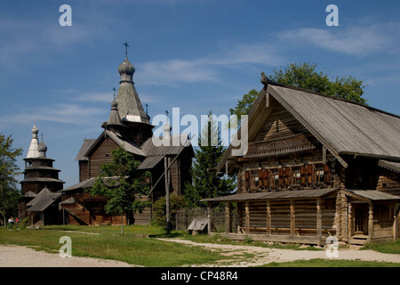 Russland, in der Nähe von Nowgorod. Vitoslavlitsy Museum der Architektur in Holz. Am linken Kirche der Geburt der Gottesmutter von Periodiki Stockfoto