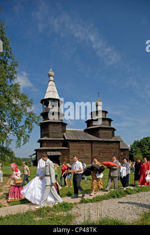 Russland, in der Nähe von Nowgorod. Vitoslavlitsy Museum der Architektur in Holz. Hochzeit Prozession vor der Kirche von St. Nikolaus aus Stockfoto