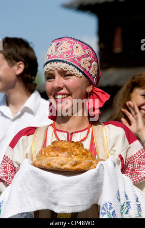 Russland, in der Nähe von Nowgorod. Vitoslavlitsy Museum der Architektur in Holz. Frauen in traditioneller Tracht Stockfoto