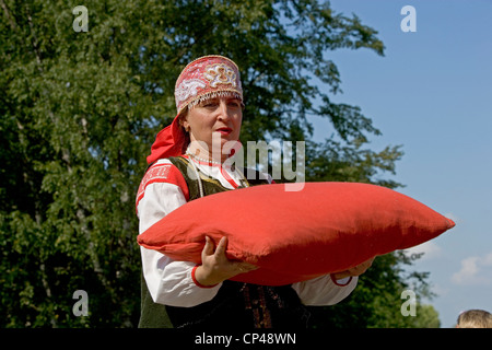 Russland, in der Nähe von Nowgorod. Vitoslavlitsy Museum der Architektur in Holz. Frauen in traditioneller Tracht Stockfoto