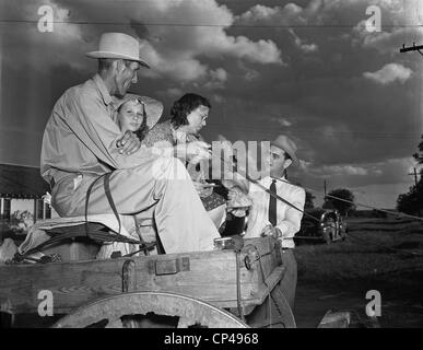 Kongressabgeordnete Lyndon Johnson mit einer Familie auf einem Pferd gezogenen Wagen in Texas 31. Mai 1941. Stockfoto