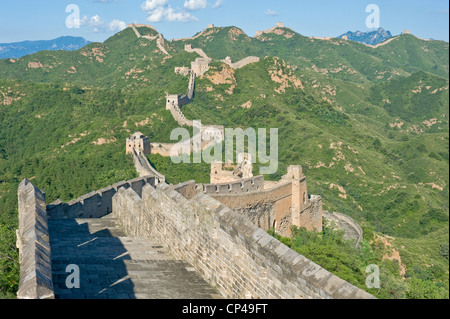 Bestandteil der Jinshanling-Abschnitt der großen Mauer von China an einem sonnigen Tag mit blauem Himmel Stockfoto