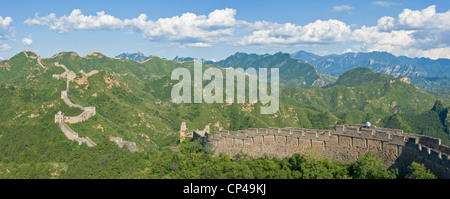 3 Bild Stich Panorama eines einsamen Touristen mit Regenschirm auf der Jinshanling-Abschnitt der Great Wall Of China. Stockfoto