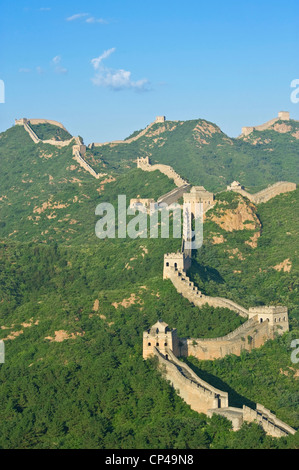 Bestandteil der Jinshanling-Abschnitt der großen Mauer von China an einem sonnigen Tag mit blauem Himmel Stockfoto