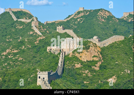 Bestandteil der Jinshanling-Abschnitt der großen Mauer von China an einem sonnigen Tag mit blauem Himmel Stockfoto