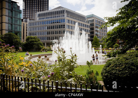 Kinder spielen im Brunnen in Sheffield Peace Gardens UK Stockfoto