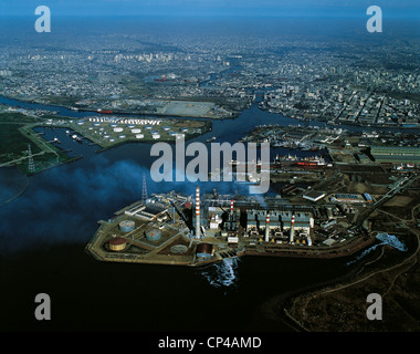 Argentinien - Buenos Aires. Das Viertel La Boca, mit dem Kraftwerk an der Mündung des Rio Riachuelo. Luftaufnahme. Stockfoto