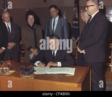 LBJ es Great Society Programme. Präsident Lyndon Johnson Unterzeichnung des Higher Education Act von 1965 im Südwesten Texas State Stockfoto