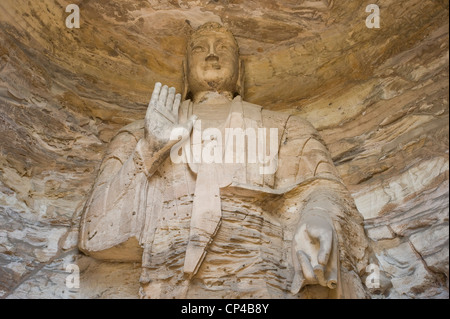 Eines der Bodhisattva (Buddah Statue) in der "Höhle mit drei ständigen Buddahs" (Cave 18) an die Yungang Grotten. Stockfoto