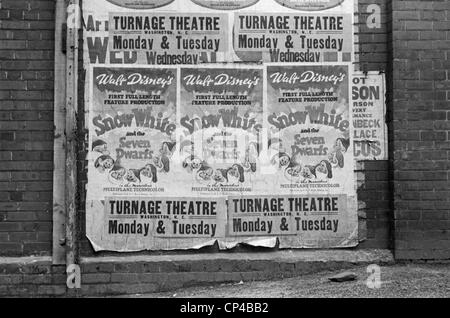 Die Plakate des Disney-Films "Schneewittchen und die sieben Zwerge", in Washington, North Carolina, April 1938. Stockfoto