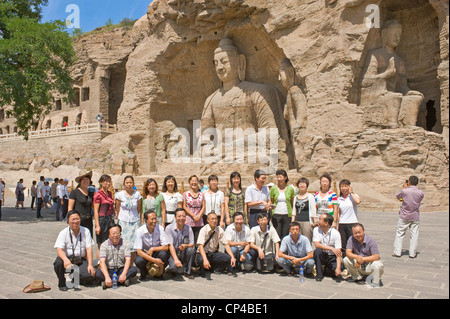 Eine Gruppe von chinesischen Touristen posieren für die Kamera bei der Ratnasambhava Bodhisattva-Höhle (Höhle Nr. 19) an die Yungang Grotten - th Stockfoto