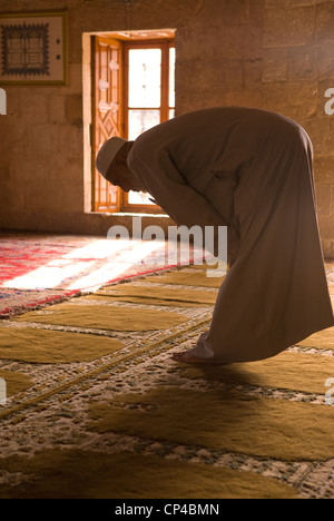 Muslime beim Gebet in Fakhreddines-Moschee in der osmanischen Ära Stadt Deir al-Qamar, Chouf Berge, Libanon. Stockfoto