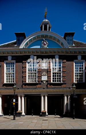 United Kingdom - England - Kent - Rochester High Street. Eintritt in die Guildhall Museum, erbaut im Jahre 1687 Stockfoto