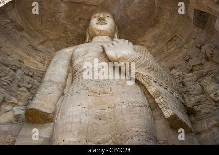 Der Bodhisattva (Buddah Statue) in White Buddha Cave (Höhle Nr. 20) an die Yungang Grotten. Stockfoto