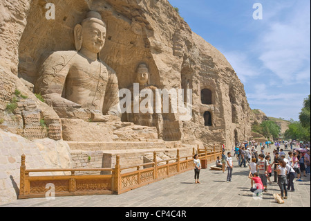 Touristen besuchen die Ratnasambhava Bodhisattva-Höhle (Höhle Nr. 19) an die Yungang Grotten - die zweite höchste bei 16,8 m. Stockfoto