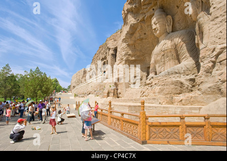 Touristen die Ratnasambhava Bodhisattva-Höhle (Höhle Nr. 19) an die Yungang Grotten - die zweite höchste bei 16,8 m. Stockfoto