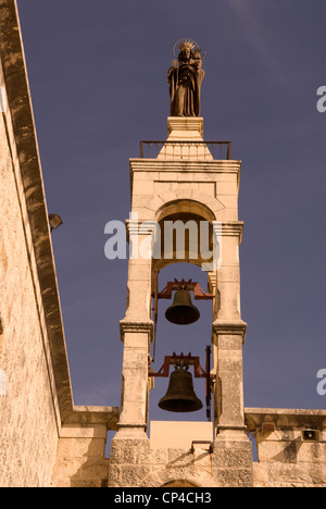 Glockenturm der Kirche von Sadet al-Telle in der osmanischen Ära Stadt Deir al-Qamar, Chouf Berge, Libanon. Stockfoto