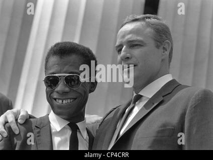 Autor James Baldwin und Schauspieler Marlon Brando auf dem 1963 Bürgerrechte Marsch auf Washington. 28. August 1963. Stockfoto