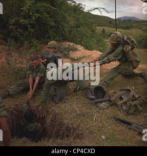 Vietnam-Krieg. Ein US-Infanterist sinkt in einen Tunnel durch Mitglieder des Zuges Aufklärung während der Operation Oregon. Sie Stockfoto